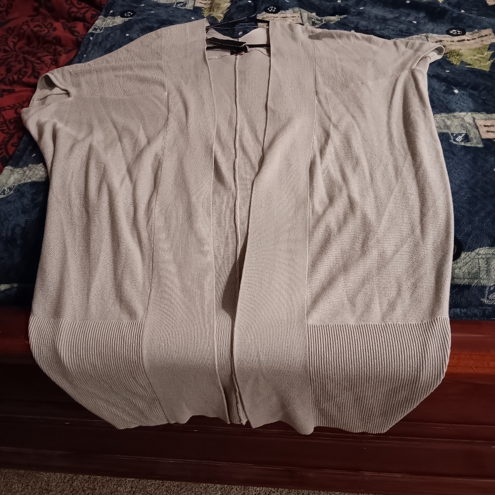 Nwt Beautiful shrug  size med